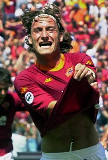 Scudetto Roma dopo 18 anni: a cavallo del Giubileo trionfano le squadre romane, nel 2000 vince la Lazio, nel 2001 i giallorossi. Ap